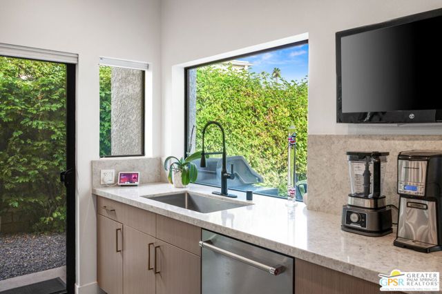 87 Magdalena Drive, Rancho Mirage CA: https://media.crmls.org/mediaz/4732a70c-d679-40b3-adce-c6daebf6b606.jpg