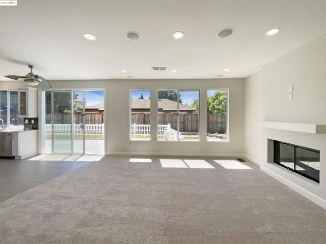 5214 Pavilion Ct, Fairfield CA: https://media.crmls.org/mediaz/47332ac7-3f93-48a8-9b03-598d633408e1.jpg