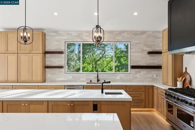 17 Julianne Ct, Walnut Creek CA: https://media.crmls.org/mediaz/47337b5d-1291-463a-b271-25d050a6b74f.jpg