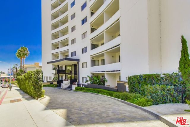 7250 Franklin Avenue, Los Angeles CA: https://media.crmls.org/mediaz/47344fcd-b058-4c6f-ad12-bf0b3bcc4519.jpg