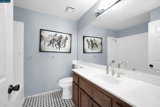 1974 Paradise Valley Ct, Tracy CA: https://media.crmls.org/mediaz/4734686c-b83c-4d4c-90af-74e34d26739a.jpg