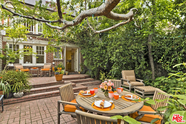 232 N Arden Boulevard, Los Angeles CA: https://media.crmls.org/mediaz/4735423e-7f61-4699-8ae0-a73f17bce706.jpg