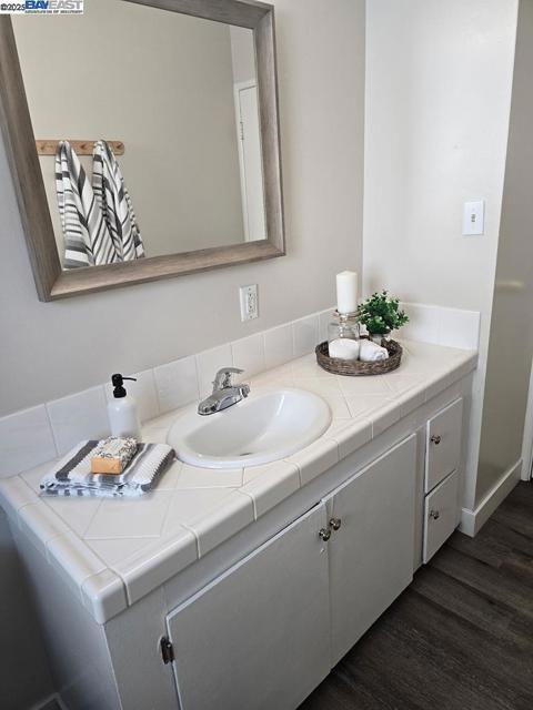 2272 Kelly St, Hayward CA: https://media.crmls.org/mediaz/4735591d-008f-4a39-97bd-fdce9561f86b.jpg