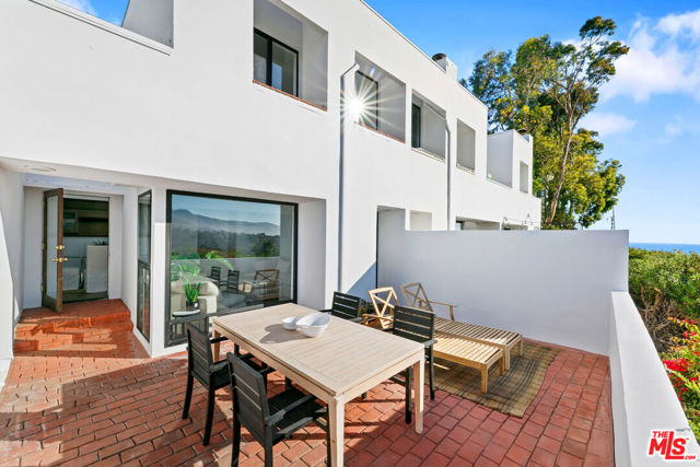 29221 Heathercliff Road, Malibu CA: https://media.crmls.org/mediaz/4735dcfd-df46-4da5-a2e5-456b45fbde06.jpg