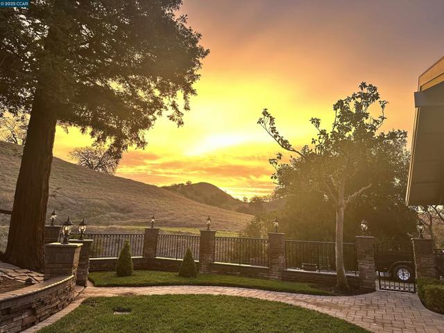 1883 Piedras Cir, Alamo CA: https://media.crmls.org/mediaz/47360147-3ccf-4e2f-b889-7c75756f8aa5.jpg