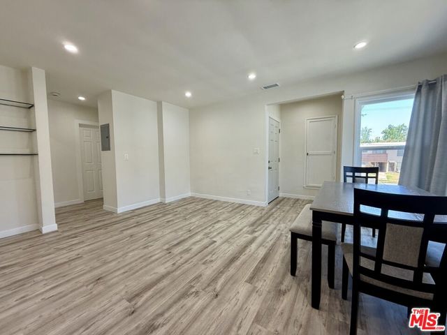 5248 Whitsett Avenue, Valley Village CA: https://media.crmls.org/mediaz/473606ce-50c3-46b3-9608-6f4eb3126cb9.jpg