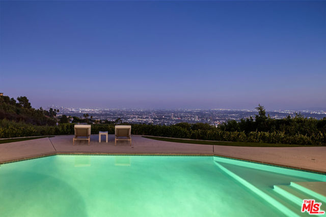 340 Trousdale Place, Beverly Hills CA: https://media.crmls.org/mediaz/47373340-0002-4402-8789-5d3f3c227bbd.jpg