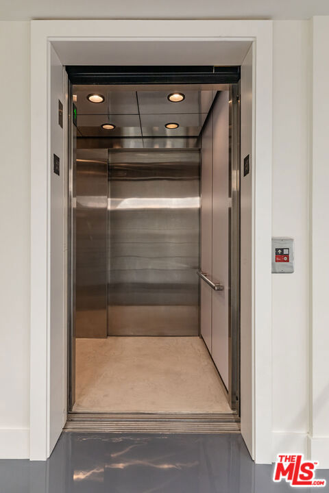 365 Norcroft Avenue, Los Angeles CA: https://media.crmls.org/mediaz/47379b82-0237-47b9-a6b2-6a71ffbff7d3.jpg