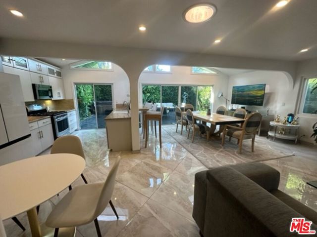 425 Sunridge Street, Playa del Rey CA: https://media.crmls.org/mediaz/473835a5-b1ef-4582-b023-627e3c453a96.jpg
