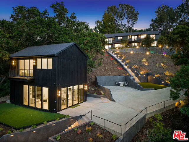 3140 Coldwater Canyon, Studio City CA: https://media.crmls.org/mediaz/47388024-c001-4a34-a9c4-5fcdc9850b98.jpg