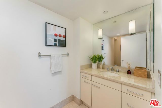 Image 21 of 38 For 13600 Marina Pointe Drive 605