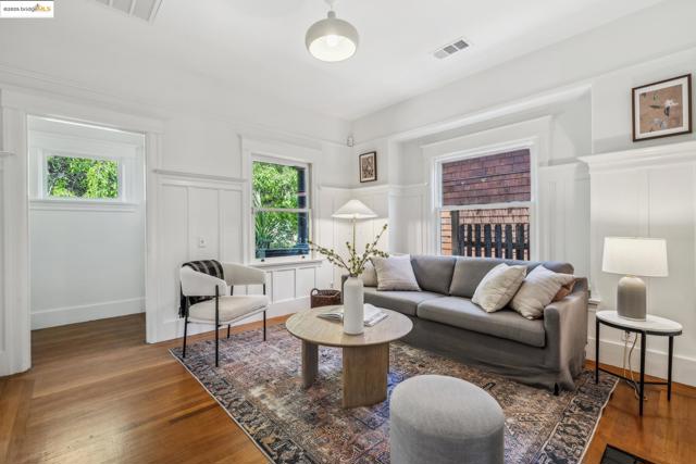 2705 Mathews St, Berkeley CA: https://media.crmls.org/mediaz/4738d614-0ba9-4375-a1c5-4a1b41408bd3.jpg