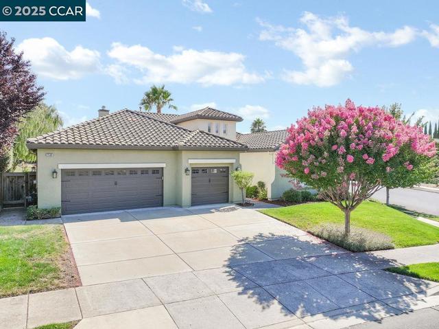 2560 Risebridge Ct, Brentwood CA: https://media.crmls.org/mediaz/4738fdee-1082-4a73-ac71-5a5215c290a1.jpg