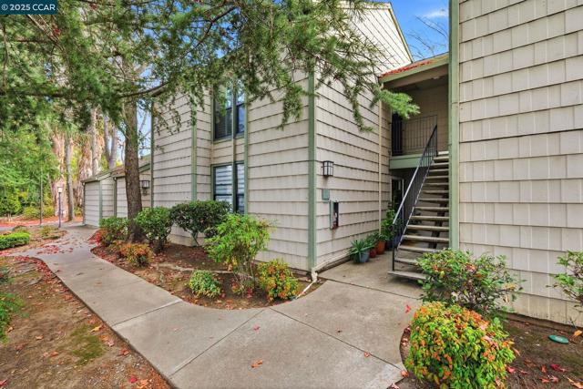 2890 Treat Blvd, Concord CA: https://media.crmls.org/mediaz/4739501e-0d7c-4b77-9a9e-c0b88a575fba.jpg