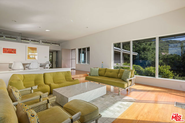 475 Stunt Road, Calabasas CA: https://media.crmls.org/mediaz/4739c0fd-b2cc-4d1c-808a-f3d31ee1a531.jpg
