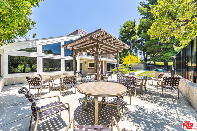 20055 Avenue Of The Oaks, Newhall CA: https://media.crmls.org/mediaz/473a5d58-b257-47c5-8194-a59c5584cd60.jpg
