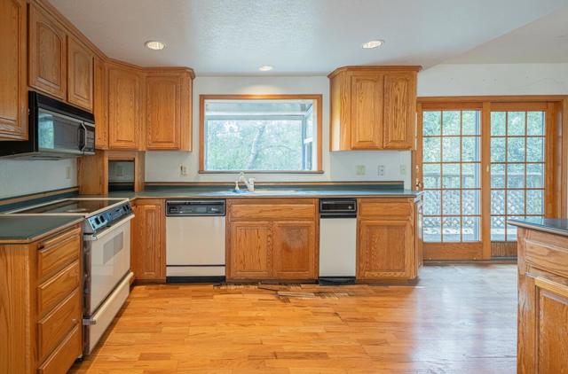 19400 Eden Court, Salinas CA: https://media.crmls.org/mediaz/473a60be-73ab-4927-bb3f-9b88bf224610.jpg
