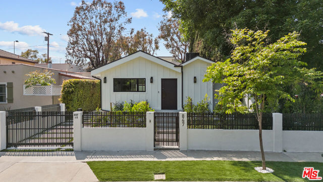 847 Huntley Drive, West Hollywood CA: https://media.crmls.org/mediaz/473a612f-5453-4e08-afc3-e640f5d50bd5.jpg