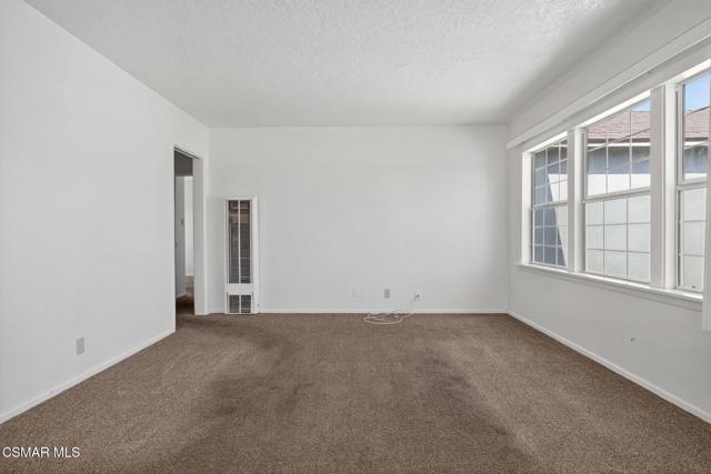 342 E Hemlock Street, Oxnard CA: https://media.crmls.org/mediaz/473b4465-4d31-49e5-b71a-732d9a34918e.jpg