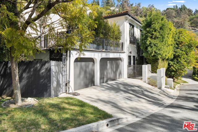 1600 Clear View Drive,  CA: https://media.crmls.org/mediaz/473b4d53-fe9b-42e3-8383-1663a7a1f58f.jpg