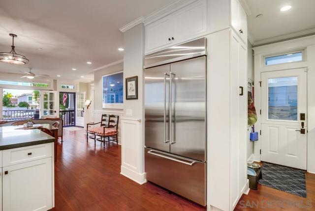 240 B Avenue, Coronado CA: https://media.crmls.org/mediaz/473c7250-10bb-4b11-ade1-0eae948f8d95.jpg