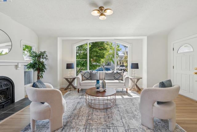 1827 Moreland Dr, Alameda CA: https://media.crmls.org/mediaz/473d28da-2621-4135-8af3-8224c3f028e7.jpg