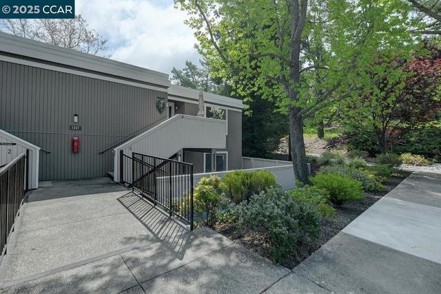1317 Stanley Dollar Dr, Walnut Creek CA: https://media.crmls.org/mediaz/473dba11-217e-467e-937e-d14dfd9a5d1d.jpg