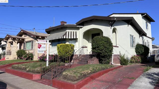 2526 64th Ave, Oakland CA: https://media.crmls.org/mediaz/473eb32f-85c8-469d-ae61-239918fe6338.jpg