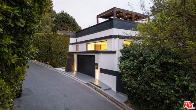 8932 St Ives Drive, Los Angeles CA: https://media.crmls.org/mediaz/473f67b7-28dc-4158-91ef-33971e0b369b.jpg