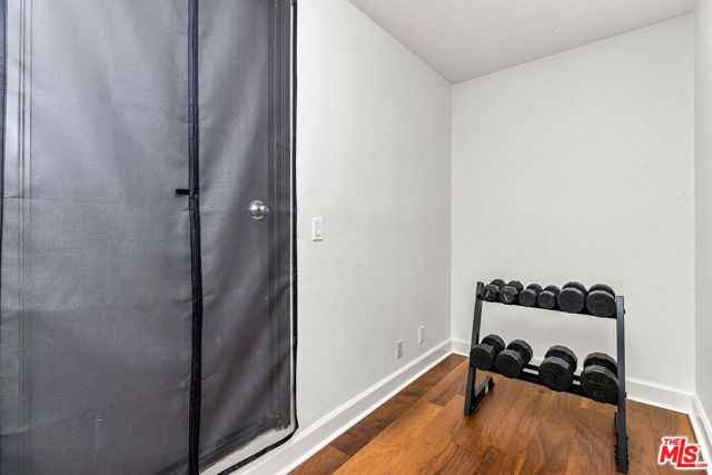 1633 S Bentley Avenue, Los Angeles CA: https://media.crmls.org/mediaz/473f8249-8954-4ba1-b4aa-988689ed9e6d.jpg