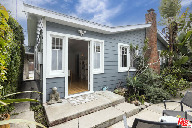 716 Sunset Avenue, Venice CA: https://media.crmls.org/mediaz/473fef12-3133-41e4-8c5a-a52f71743dc6.jpg