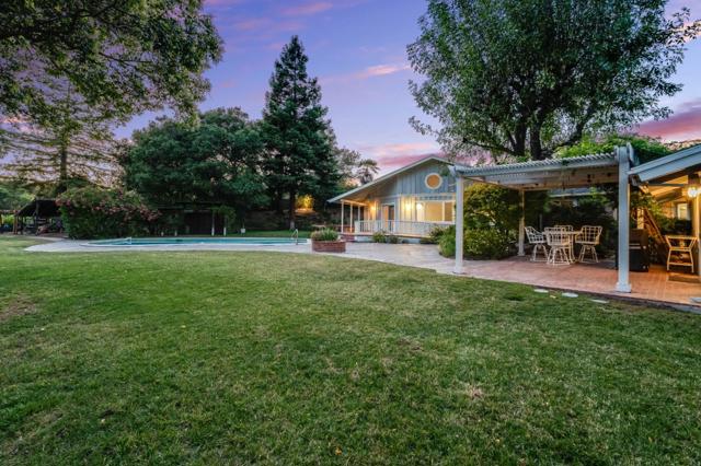 25850 Vinedo Lane, Los Altos Hills CA: https://media.crmls.org/mediaz/47407f50-1311-411d-91bf-b84634c85855.jpg