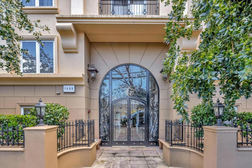 1499 Oak Grove Avenue #204