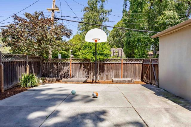 128 Cornell Road, Menlo Park CA: https://media.crmls.org/mediaz/47421941-80b4-48a3-a56b-510596c206bb.jpg
