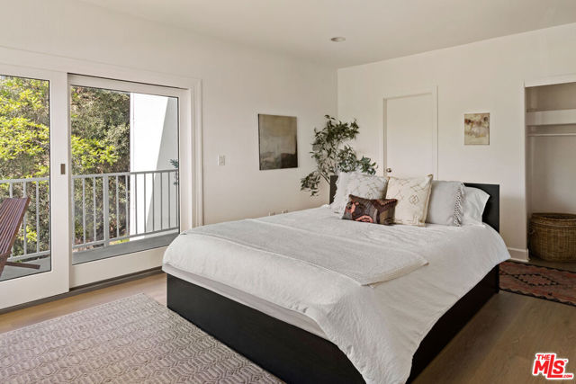 3750 Roberta Street, Los Angeles CA: https://media.crmls.org/mediaz/47422b27-b9ec-4b33-8251-883b118a6550.jpg