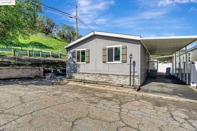16711 Marsh Creek Rd, Clayton CA: https://media.crmls.org/mediaz/4742cf5f-b956-496c-904b-76c5ca4efb56.jpg