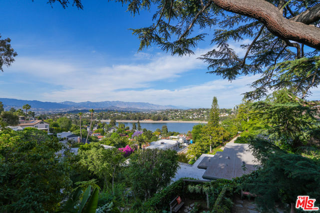 2020 Redcliff Street, Los Angeles CA: https://media.crmls.org/mediaz/4742ddd8-a1be-4465-9503-672bf7c4d3a8.jpg