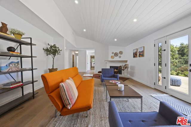 1131 Rancho Drive, Ojai CA: https://media.crmls.org/mediaz/47433e1b-9f59-4861-a296-3e1908c9f27e.jpg