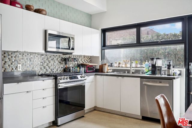 815 Hampton Drive, Venice CA: https://media.crmls.org/mediaz/474403f2-8b56-4501-ac6e-4baab0ea77c3.jpg