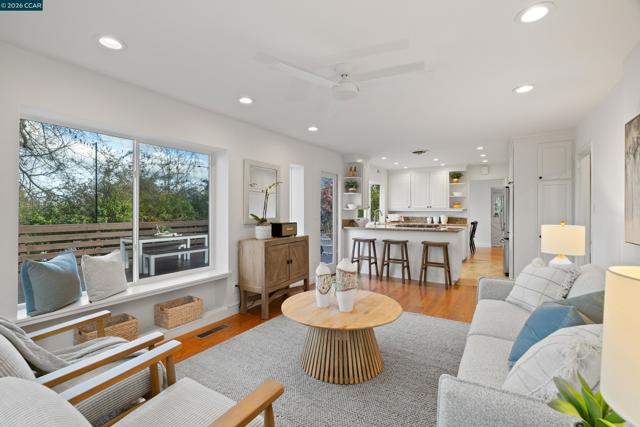 2080 Essenay Ave, Walnut Creek CA: https://media.crmls.org/mediaz/47457cc3-e50c-4c00-a7d9-3a22e18281b5.jpg