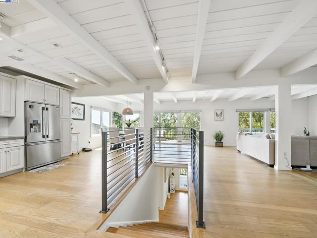 2323 Mastlands Dr, Oakland CA: https://media.crmls.org/mediaz/4745bcf0-beee-49d3-912d-afc59a24793a.jpg