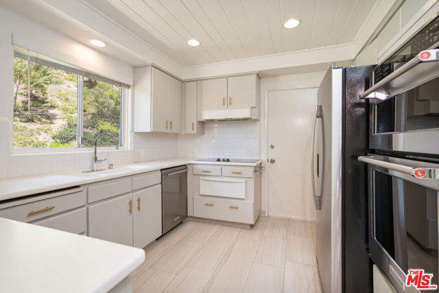 1053 Maroney Lane, Pacific Palisades CA: https://media.crmls.org/mediaz/474723b6-df7c-4084-95a2-3ff0aa5c147c.jpg