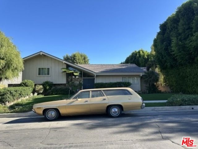 12752 Halkirk Street, Studio City CA: https://media.crmls.org/mediaz/474749f9-26bc-4c7e-8127-afd5f4229612.jpg