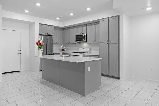 2040 Mindoro Lane, Chula Vista CA: https://media.crmls.org/mediaz/47477aea-d5f2-4cfe-ac38-a71a2a38c912.jpg