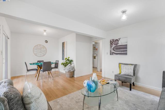 812 Washington Ave, Albany CA: https://media.crmls.org/mediaz/47484238-6d6f-4ce2-96f4-08495f62a682.jpg