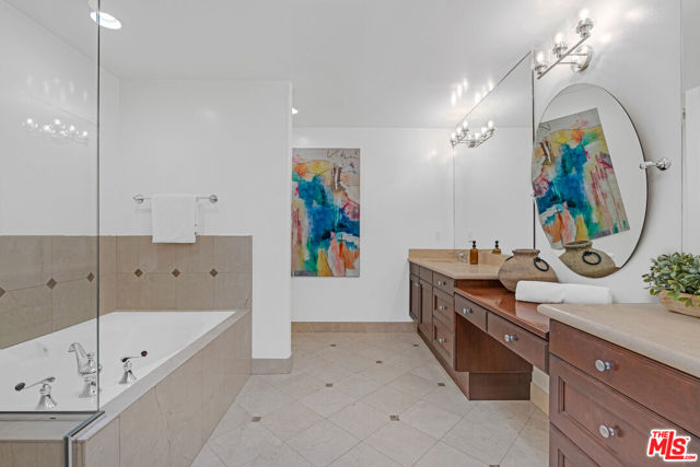 143 N Arnaz Drive, Beverly Hills CA: https://media.crmls.org/mediaz/474880eb-42a5-4f1e-951e-145105cf649f.jpg