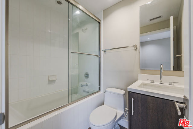 1400 N Fuller Avenue, Los Angeles CA: https://media.crmls.org/mediaz/4748932b-6cd8-4cb5-8aa6-758e0d0655f8.jpg