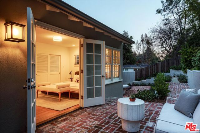 5657 Valley Oak Drive, Los Angeles CA: https://media.crmls.org/mediaz/4748bf62-1d87-40c8-8e94-01d2dd44807e.jpg