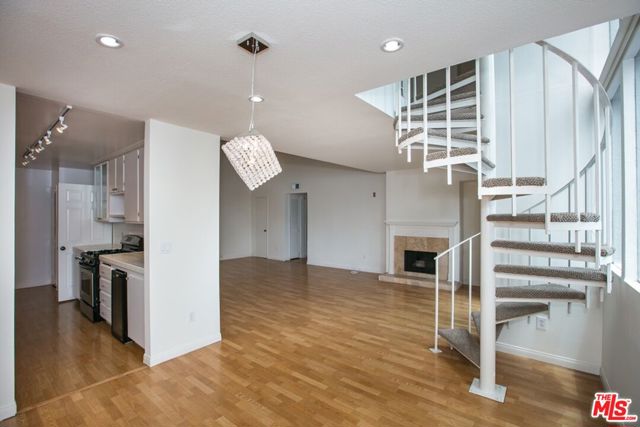 1940 N HIGHLAND Avenue, Los Angeles CA: https://media.crmls.org/mediaz/47494fdf-154b-49d5-b8a9-adc8bc95771a.jpg