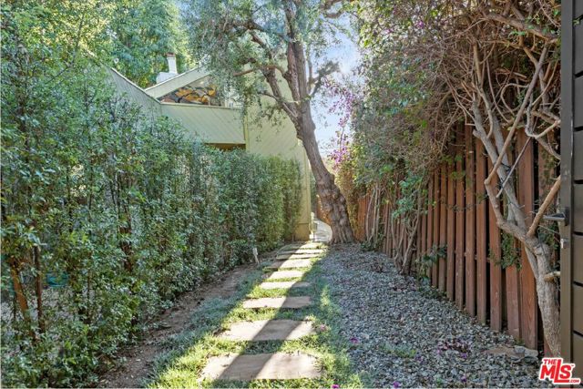 2329 Manning Avenue, Los Angeles CA: https://media.crmls.org/mediaz/474c7d9c-6f03-45e4-a43c-3ad1f8127f19.jpg